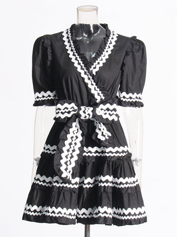 Retro Style 2025 Summer New V-Neck Belt Belt Waist Design Lace Side Short Dress Dress Woman